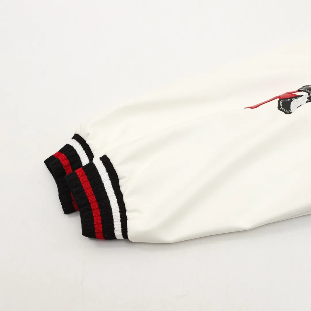 🅿️570 CH/Cro Heart Horseshoe Embroidered Baseball Jacket Warm reminder: It is recommended to hand wash or dry clean! ! This year is particularly popular. Baseball uniform jackets are available at all levels on the market (you must compare the details). The most powerful quality control. Baseball uniforms have been produced and researched for 7 years. The details are exquisite. With it, you will be the most handsome boy in the world. The fully painted four-button buckle (button with LOGO), the fabric is customized for more than a month. It is not ready-made in the market. It is made of wool blend, custom-woven and dyed. It has high color fastness. It is recommended to hand wash or dry clean for the first time. "Custom-woven knitted rib at the hem", the lining is made of silky and delicate cupro fiber material, which can be worn directly next to the body. It is extremely comfortable, a heavyweight item, purchase version! Size：XS-L